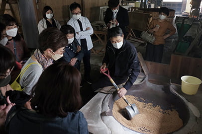 醤油作りは薪割から！創業150年以上老舗職人に学ぶホンモノの味体験