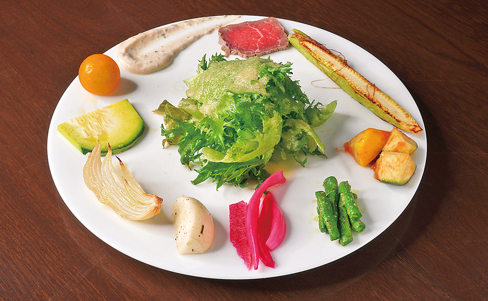 旬の野菜のおいしさを堪能できるサラダ