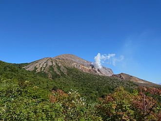 噴煙を上げる一切経山