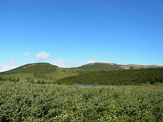 一切経山、家形山、鎌沼がよく見える