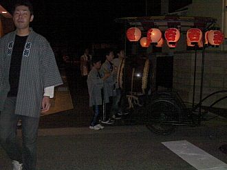 秀真さんが邪魔ですが（失礼）子どもが太鼓を頑張る姿をご覧ください