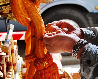 神輿に心をこめます