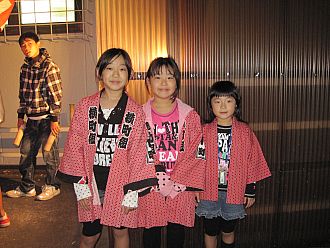 横町ガールズ。照れながらも協力してくれました