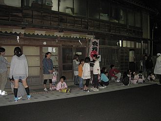 屋台との合流を待つ上町のちびっこ達