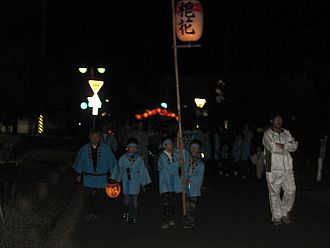提灯を持つ子ども達がかわいい。梍花は大人数で盛り上ってます
