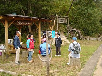 地元の方との語らいも。