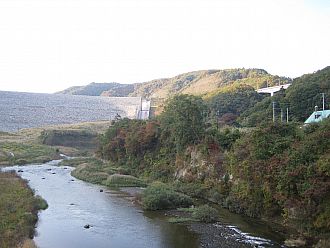 ロックフィルダムを見上げるとこんな感じ