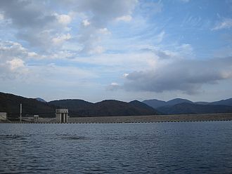 ダムの堤防と紅葉（肉眼はもっとキレイです）