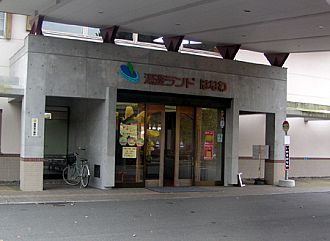 本館前