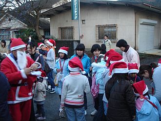 昨年のイベントの模様。サンタがいっぱい