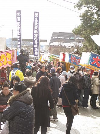 鷽鳥を求めて朝から多くの方が並んでいます。