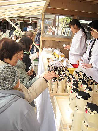 右側は鷽鳥のみの販売、奥の社務所は御守等も購入可
