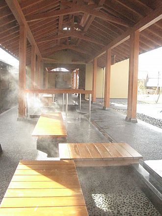 足湯は、写真手前の方がお湯の温度が高めです