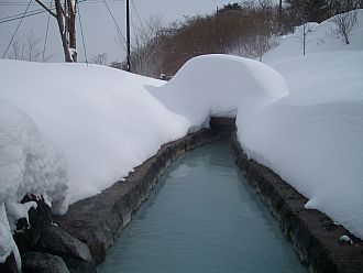 雪に埋もれた温泉公園