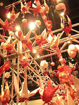 今にも鶴が羽ばたいて行きそうです☆