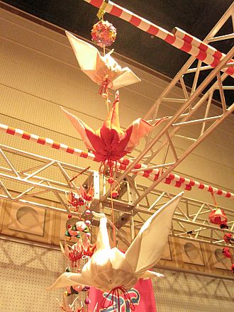 震災復興への思いを込めた紅白の鶴