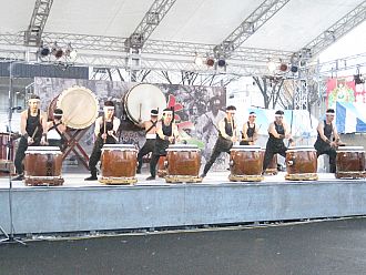 街なか広場での和太鼓のステージ。寒そ～(;ﾟДﾟ)!