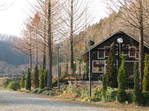 お食事なら本格レストランもある。