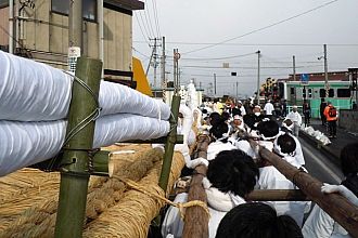 踏切待ちの大わらじ