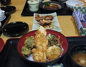 シャモ天丼とヤキトリ。煮魚膳