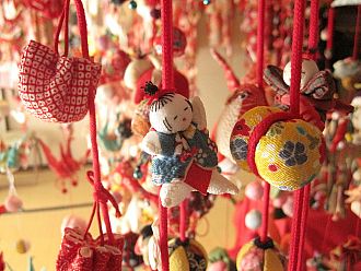 こんな小さなつるし雛も、すべて手縫いなんです☆