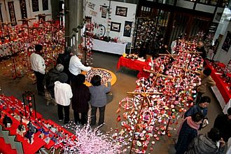 みなさん、じっくりとご覧になっています。