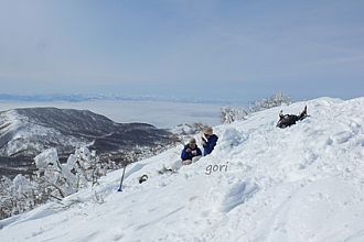 眺めの良い山頂でのランチ