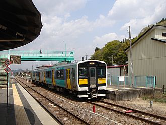 水郡線がホームへ。