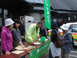受付の様子。「こんにちは。」