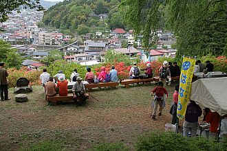 風呂山公園で休憩中の参加者の皆さん。