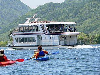 遊覧船にヤッホォーーーーー！！