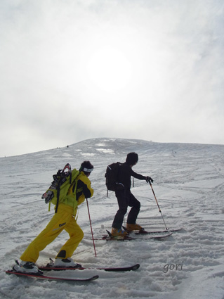 大斜面をバックに満足げなYさん、Oさん