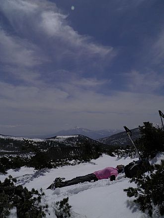 磐梯山の見える山頂で寝ころぶ