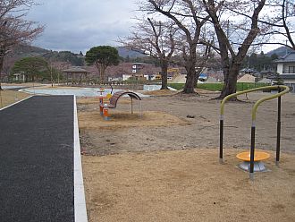 遊具が３つ。大人のための健康遊具！！