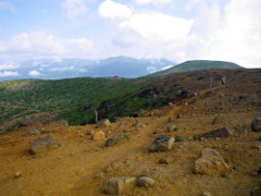 あの巨大な山塊は吾妻連峰