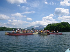 磐梯山をバックに咲く大輪のカヌー花