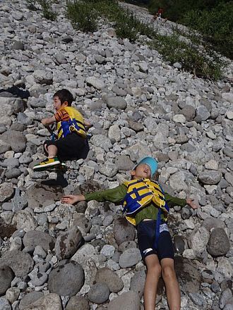 日向ぼっこして体が暖まったらまた流れるぜ！