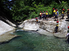 小学生も飛ぶ！