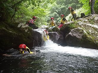 小滝を滑り落ちる