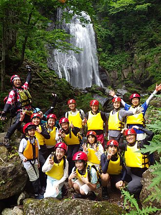 滝をバックに記念撮影、か～ら～の～・・・