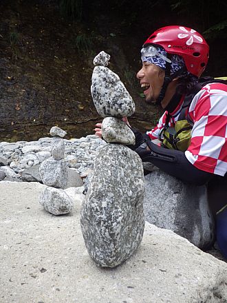 石のオブジェと戯れるシャワーウォーク番長