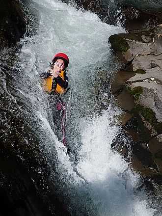 その姿は荒馬を乗りこなすよう？ロデオスライダー