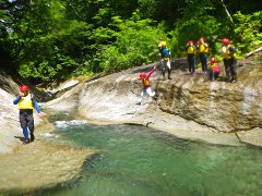 崖でダイブしまくりの子供たち