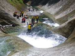 大人も子供も滝つぼダイブ！