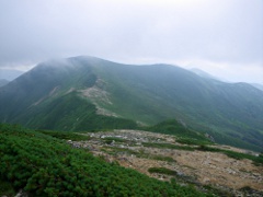 目的の山は遥か彼方（右奥に霞んでいる山）