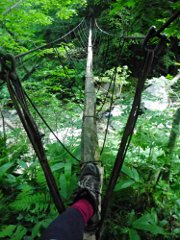 足の幅もない吊り橋