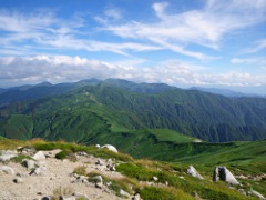 長大な朝日連峰の稜線。長旅です。