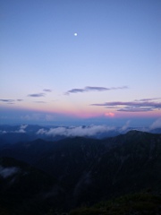 大朝日岳から見る月と朝焼け