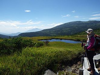 池塘のむこうに猪苗代湖と磐梯山