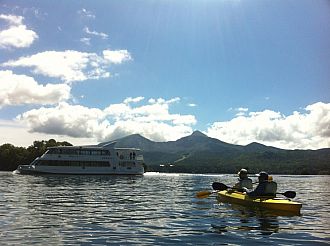 遊覧船の波も楽しいアトラクションです